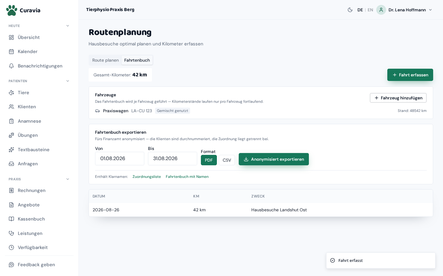 Reiter „Fahrtenbuch“ mit „Gesamt-Kilometer: 42 km“, dem Fahrzeug „Praxiswagen“ und der erfassten Fahrt „Hausbesuche Landshut Ost“ über 42 km.