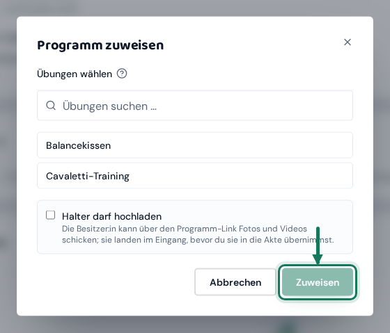 Fenster „Programm zuweisen“ mit dem Suchfeld „Übungen suchen …“, den Übungen „Balancekissen“ und „Cavaletti-Training“ und der Option „Halter darf hochladen“; grün markiert ist der Knopf „Zuweisen“.